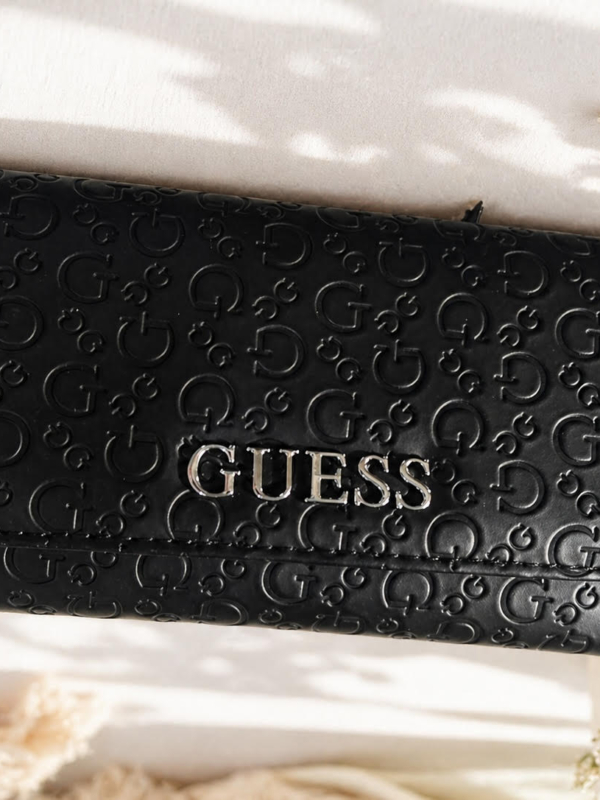 guess negra letras plateadas