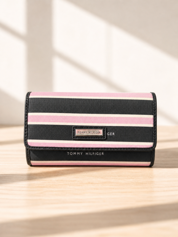 billetera negra con rosado